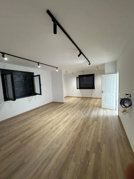 Durres, jepet me qera ambjent biznesi Kati 2, 202 m² 3.000 € (Muzeumi)