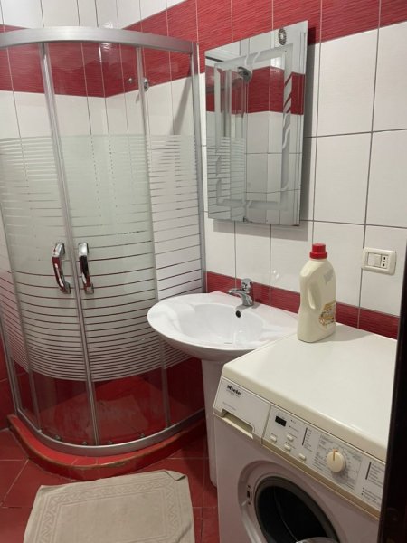 Tirane, jepet me qera apartament 2+1+Ballkon Kati 4, 98 m² 600 € (Liqeni i Thate)