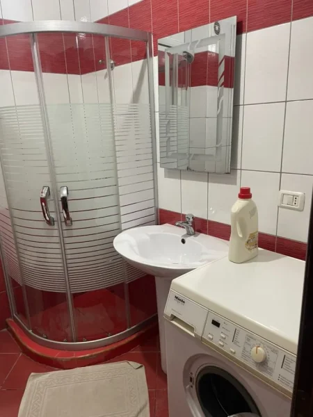 Tirane, jepet me qera apartament 2+1+Ballkon Kati 4, 98 m² 600 € (Liqeni i Thate)
