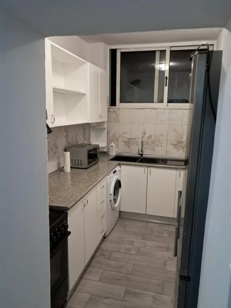 Tirane, jepet me qera apartament 2+1+Ballkon Kati 4, 72 m² 600 € (rruga Ali Demi)