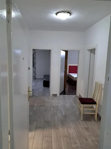 Tirane, jepet me qera apartament 2+1+Ballkon Kati 4, 72 m² 600 € (rruga Ali Demi)