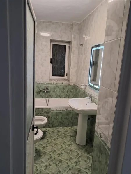 Tirane, jepet me qera apartament 2+1+Ballkon Kati 4, 72 m² 600 € (rruga Ali Demi)