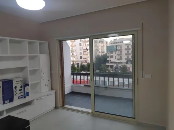 Tirane, jepet me qera apartament 2+1+Ballkon Kati 3, 75 m² 500 € (Ali dem)