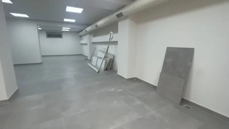 Tirane, shitet ambjent biznesi Kati -1, 130 m²