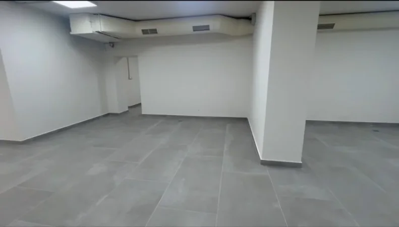 Tirane, shitet ambjent biznesi Kati -1, 130 m²