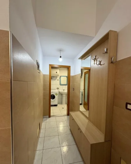 Tirane, jepet me qera apartament 1+1 Kati 0, 40 m² 350 € (rruga 5 Maj)