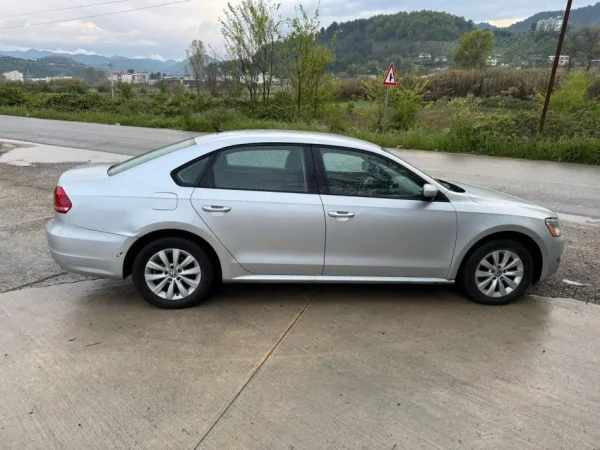 Tirane, shitet makine Volkswagen Passat , automatik 2.400 km 5.500 €