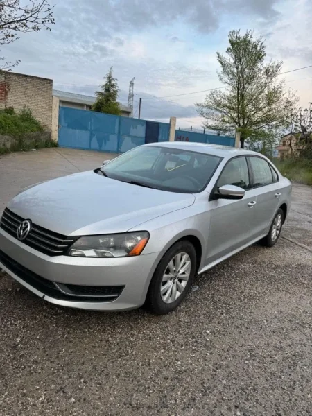 Tirane, shitet makine Volkswagen Passat , automatik 2.400 km 5.500 €