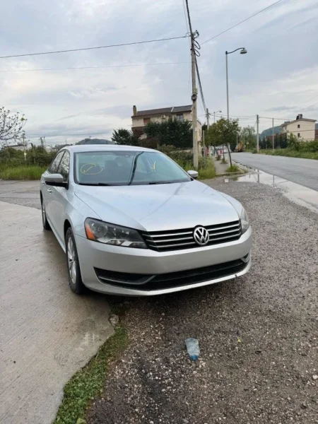 Tirane, shitet makine Volkswagen Passat , automatik 2.400 km 5.500 €