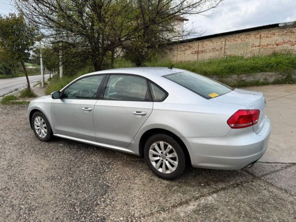 Tirane, shitet makine Volkswagen Passat , automatik 2.400 km 5.500 €