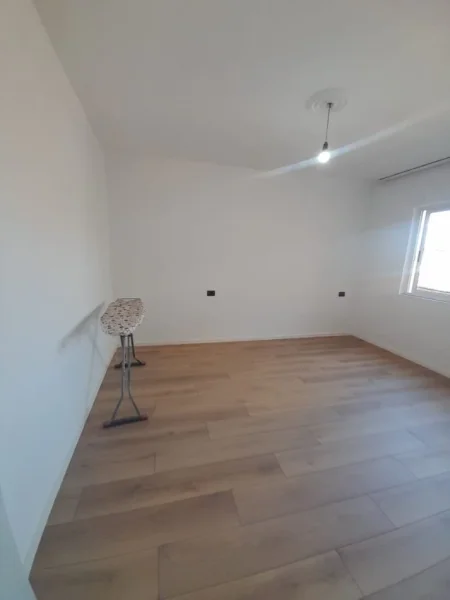Tirane, jepet me qera apartament 1+1+Ballkon Kati 4, 60 m² 400 € (21 Dhjetori)