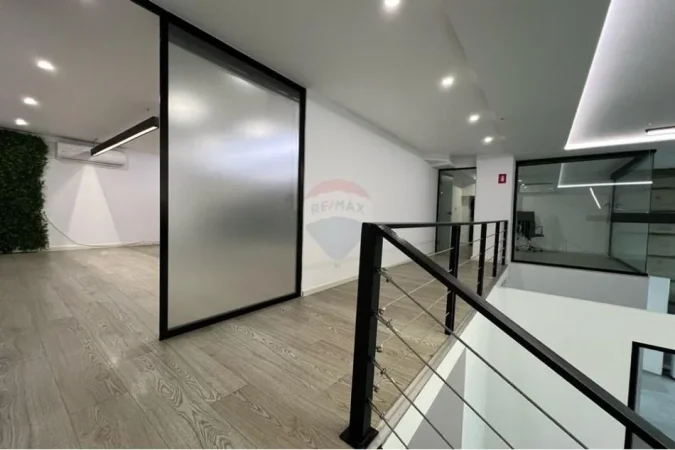 Tirane, jepet me qera ambjent biznesi Kati 0, 270 m² 2.700 € (Qender)