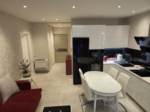 Tirane, jepet me qera apartament 2+1+Aneks+Ballkon Kati 17, 110 m² 1.600 € (Ambasador 3)