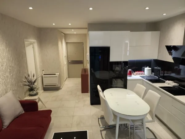 Tirane, jepet me qera apartament 2+1+Aneks+Ballkon Kati 17, 110 m² 1.600 € (Ambasador 3)