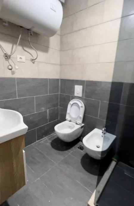 Tirane, jepet me qera apartament 2+1+Ballkon Kati 4, 87 m² 450 € (Shkoze)