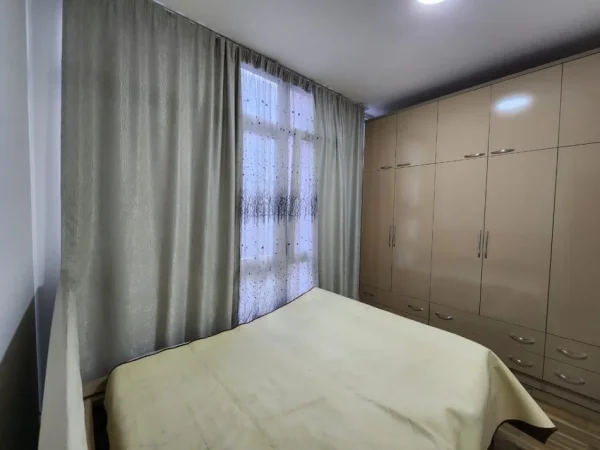 Tirane, jepet me qera apartament 1+1+Ballkon Kati 2, 60 m² 570 € (Komuna Parisit)