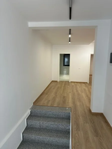 Durres, jepet me qera ambjent biznesi Kati 2, 202 m² 3.000 € (Muzeumi Durres)