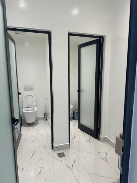 Durres, jepet me qera ambjent biznesi Kati 2, 202 m² 3.000 € (Muzeumi Durres)
