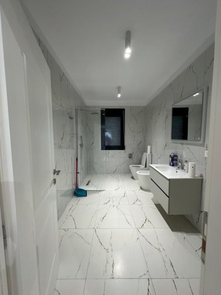Durres, jepet me qera ambjent biznesi Kati 2, 202 m² 3.000 € (Muzeumi Durres)