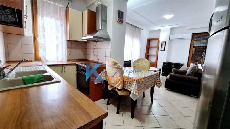 Tirane, jap me qera apartament 1+1+Ballkon Kati 6, 60 m² (Rruga e Barrikadave, afer Gjimnazit Sami Frasheri)
