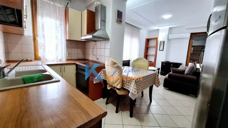 Tirane, jap me qera apartament 1+1+Ballkon Kati 6, 60 m² (Rruga e Barrikadave, afer Gjimnazit Sami Frasheri)