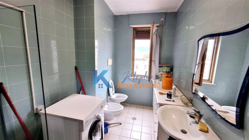 Tirane, jap me qera apartament 1+1+Ballkon Kati 6, 60 m² (Rruga e Barrikadave, afer Gjimnazit Sami Frasheri)