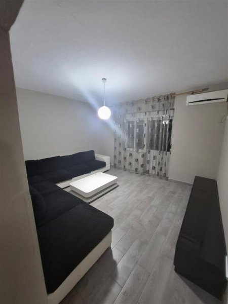 Tirane, jepet me qera apartament 2+1+Ballkon Kati 4, 72 m² 600 € (Ali Dem perballe shkolles 1 Maj ( ne rruge kryesore))