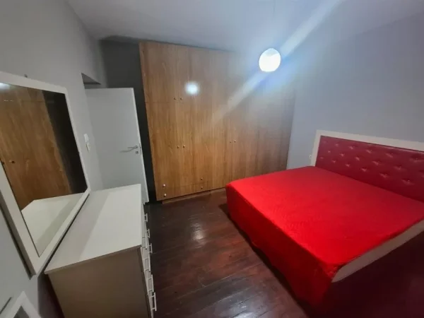 Tirane, jepet me qera apartament 2+1+Ballkon Kati 4, 72 m² 600 € (Ali Dem perballe shkolles 1 Maj ( ne rruge kryesore))