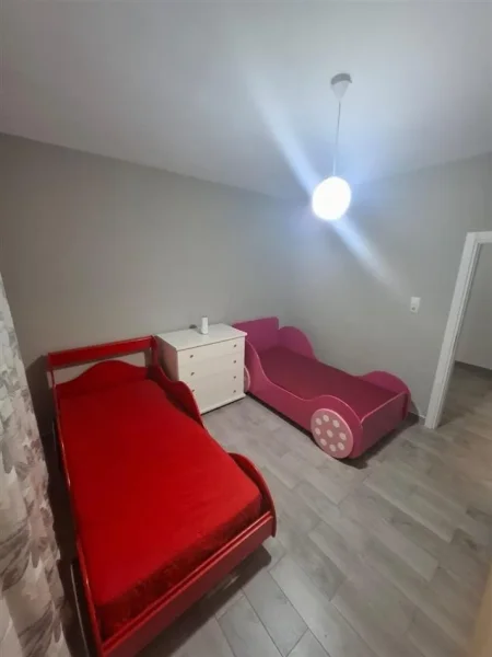 Tirane, jepet me qera apartament 2+1+Ballkon Kati 4, 72 m² 600 € (Ali Dem perballe shkolles 1 Maj ( ne rruge kryesore))
