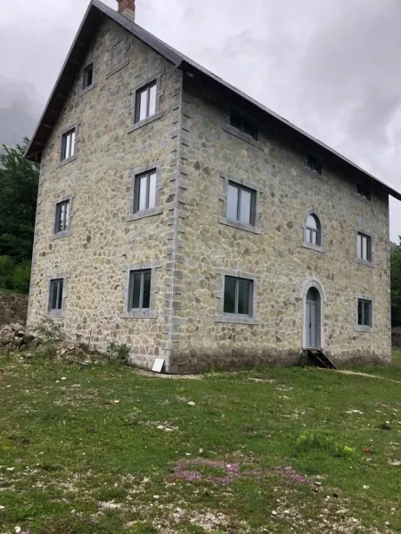 Shkoder, shitet Vile 3+1 Kati 3, 480 m² 600.000 € (Theth)