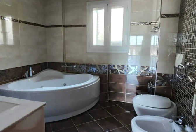 Tirane, jepet me qera apartament 3+1 Kati 2, 185 m² 1.500 € (Rruga Haki Shehu)