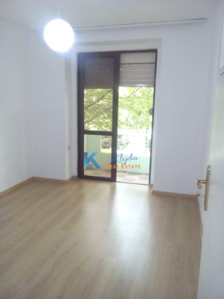 Tirane, jap me qera zyre Kati 2, 70 m² 65.000 Leke (Bulevardi Gjergj Fishta)