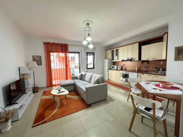 Tirane, jepet me qera 2+1+Ballkon Kati 3, 70 m² 700 € (pranë Presidencës)