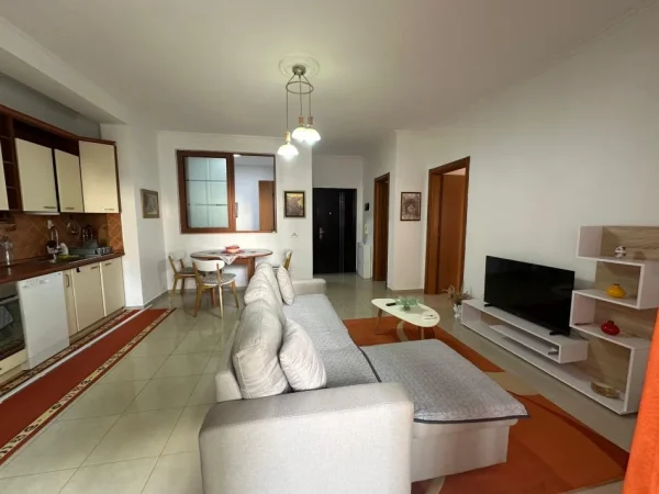 Tirane, jepet me qera 2+1+Ballkon Kati 3, 70 m² 700 € (pranë Presidencës)
