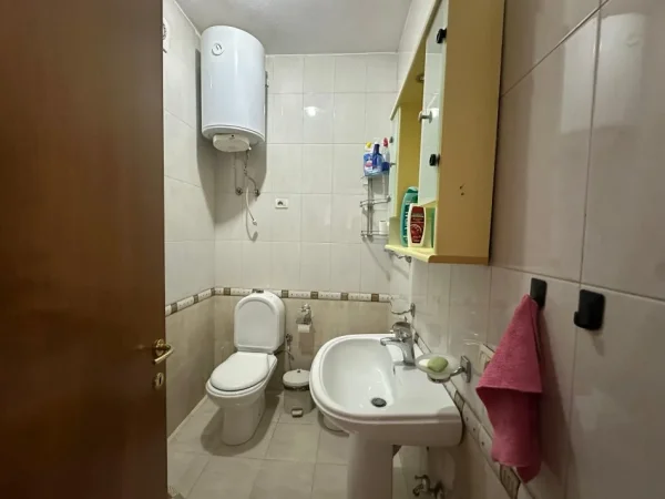 Tirane, jepet me qera 2+1+Ballkon Kati 3, 70 m² 700 € (pranë Presidencës)