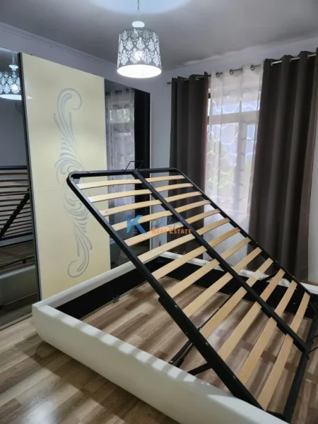 Tirane, jap me qera apartament 2+1+Ballkon Kati 1, 95 m² 550 € (Kodra e Diellit, Rruga Bill Klinton, afer Cok Market)