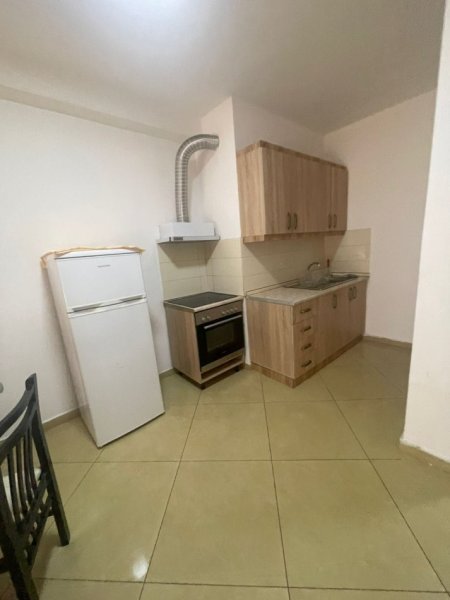 Tirane, jepet me qera apartament 1+1+Ballkon Kati 5, 90 m² 450 € (astir)