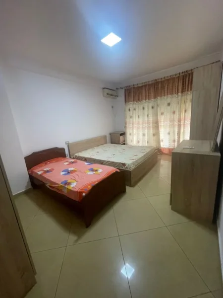 Tirane, jepet me qera apartament 1+1+Ballkon Kati 5, 90 m² 450 € (astir)