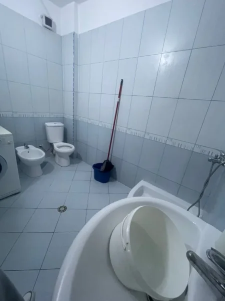 Tirane, jepet me qera apartament 1+1+Ballkon Kati 5, 90 m² 450 € (astir)