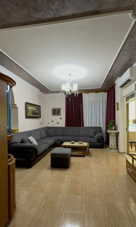 Tirane, jepet me qera apartament 3+1+Ballkon Kati 2, 120 m² 600 € (( rruga 5 Maj))