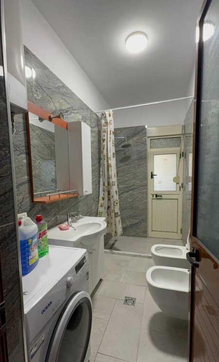 Tirane, jepet me qera apartament 3+1+Ballkon Kati 2, 120 m² 600 € (( rruga 5 Maj))