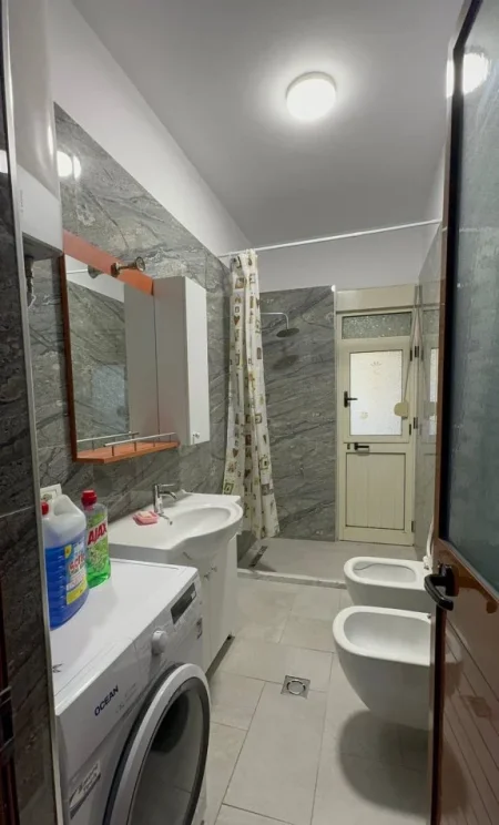 Tirane, jepet me qera apartament 3+1+Ballkon Kati 2, 120 m² 600 € (( rruga 5 Maj))
