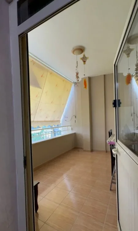 Tirane, jepet me qera apartament 3+1+Ballkon Kati 2, 120 m² 600 € (( rruga 5 Maj))