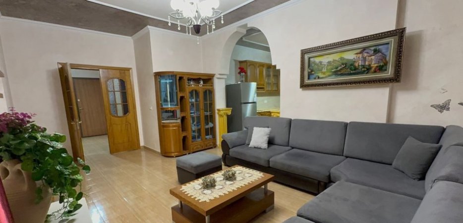 Tirane, jepet me qera apartament 3+1+Ballkon Kati 2, 120 m² 600 € (( rruga 5 Maj))
