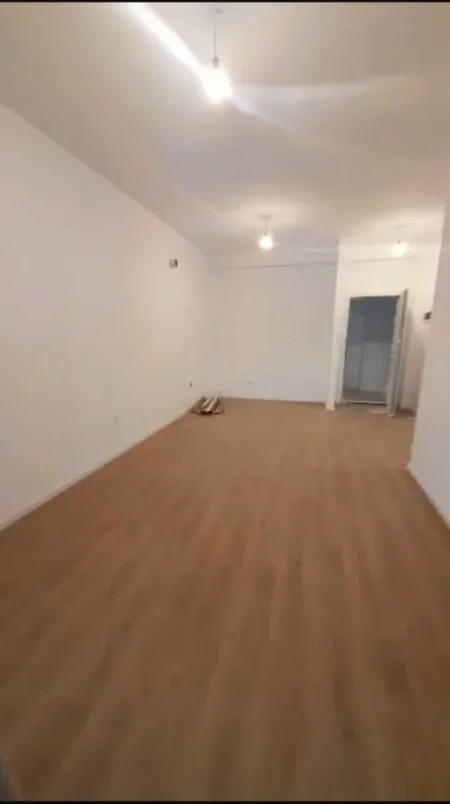 Tirane, jepet me qera zyre Kati 0, 90 m² 500 € (ali demi)