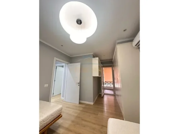 Tirane, jepet me qera apartament 2+1+Ballkon , 77 m² 650 € (rruga Bedri Karapici)