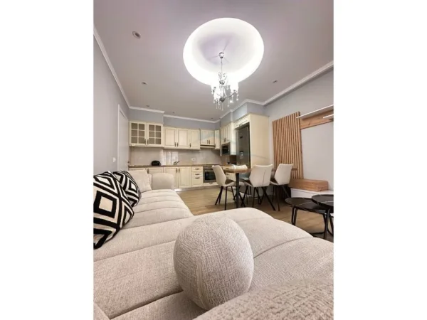 Tirane, jepet me qera apartament 2+1+Ballkon , 77 m² 650 € (rruga Bedri Karapici)
