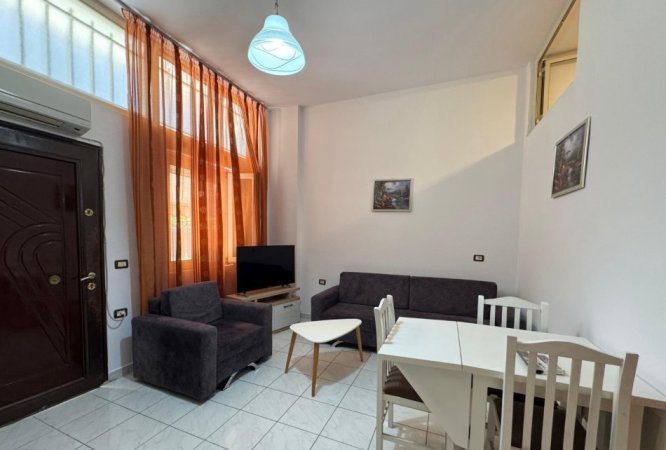 Tirane, jepet me qera apartament 1+1 Kati 1, 350 € (rruga 5 Maj prane Big Market ( rruga Gaqo Vakeflli))