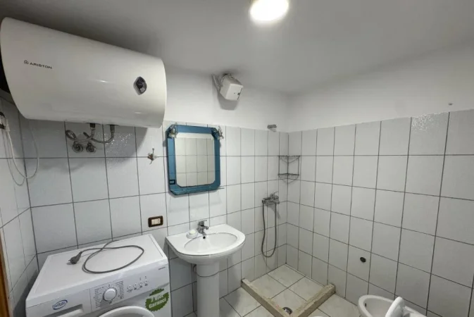 Tirane, jepet me qera apartament 1+1 Kati 1, 350 € (rruga 5 Maj prane Big Market ( rruga Gaqo Vakeflli))