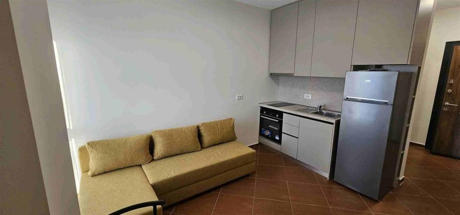 Tirane, jepet me qera apartament 1+1+Aneks+Ballkon Kati 8, 55 m² 520 € (Ish-Stacioni i Trenit)
